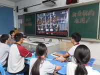 全校师生观看阅兵直播