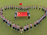 祝福祖国，喜迎国庆——张家港高级中学开展“我与国旗合影”主题活动