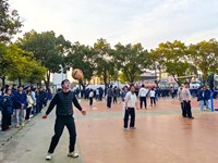 张家港高级中学举办高三年级首届师生气排球比赛